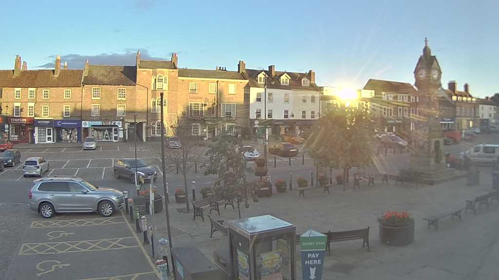 Thirsk webcam overlooking the Market Place